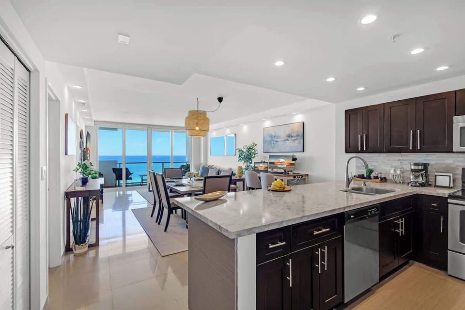 Cook, dine, and unwind 🍽️ Open kitchen and living with ocean views—perfect for families.