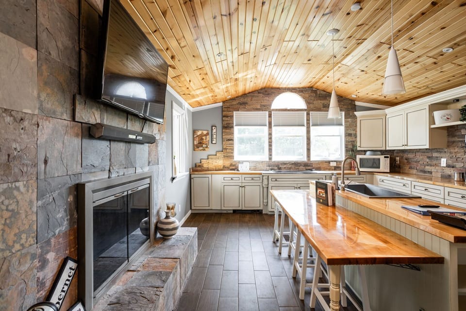 Island with Dog Kennel Put Away