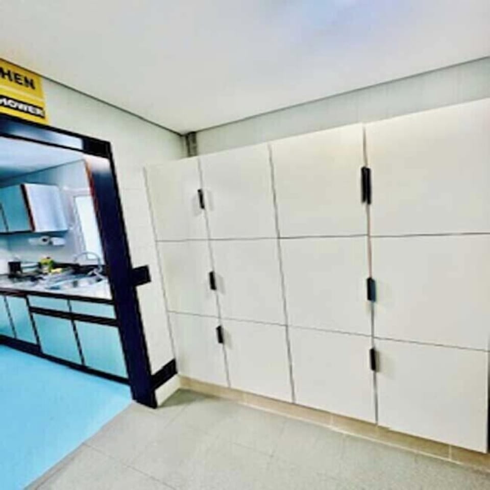Full-size fridge, microwave, oven, cookware/dishes/utensils