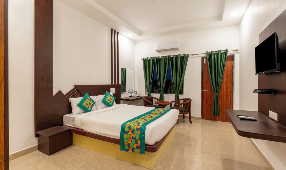 Deluxe Room | Individually furnished, desk, blackout drapes, iron/ironing board