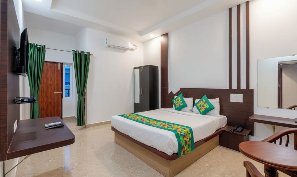Deluxe Room | Individually furnished, desk, blackout drapes, iron/ironing board