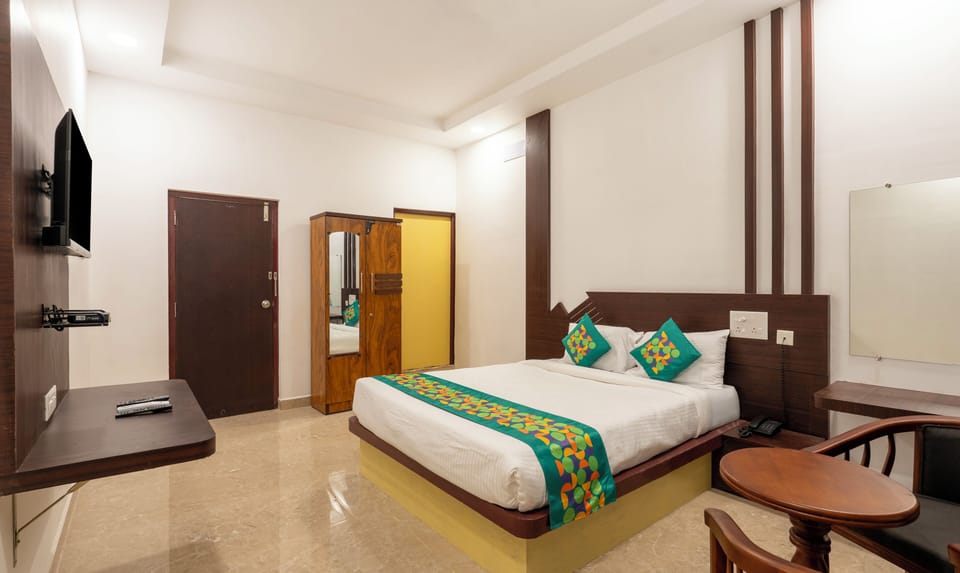 Deluxe Room | Individually furnished, desk, blackout drapes, iron/ironing board