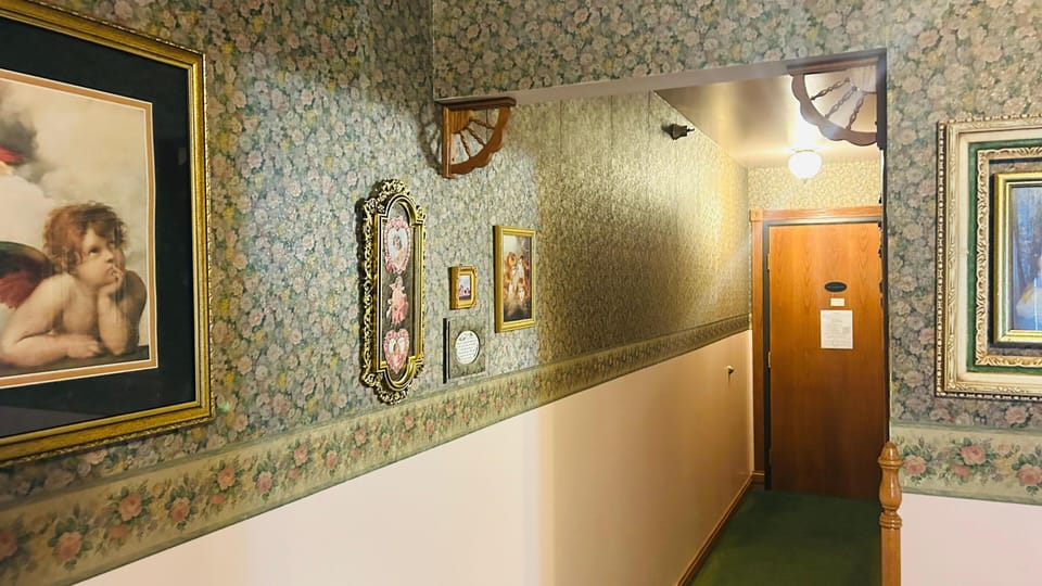 Premium Room, 1 Queen Bed, Non Smoking | In-room safe, desk, iron/ironing board, WiFi (free)
