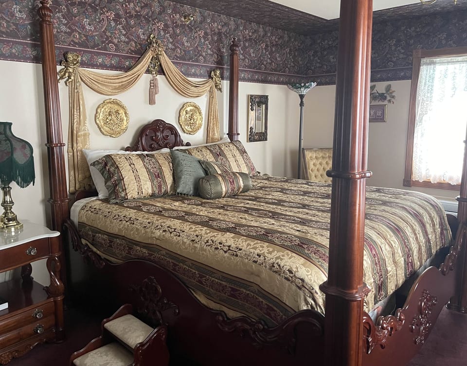 Grand Room, 1 King Bed, Non Smoking | In-room safe, desk, iron/ironing board, WiFi (free)
