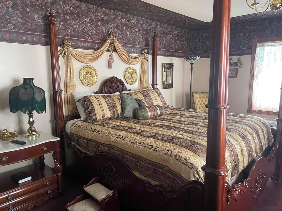 Grand Room, 1 King Bed, Non Smoking | In-room safe, desk, iron/ironing board, WiFi (free)