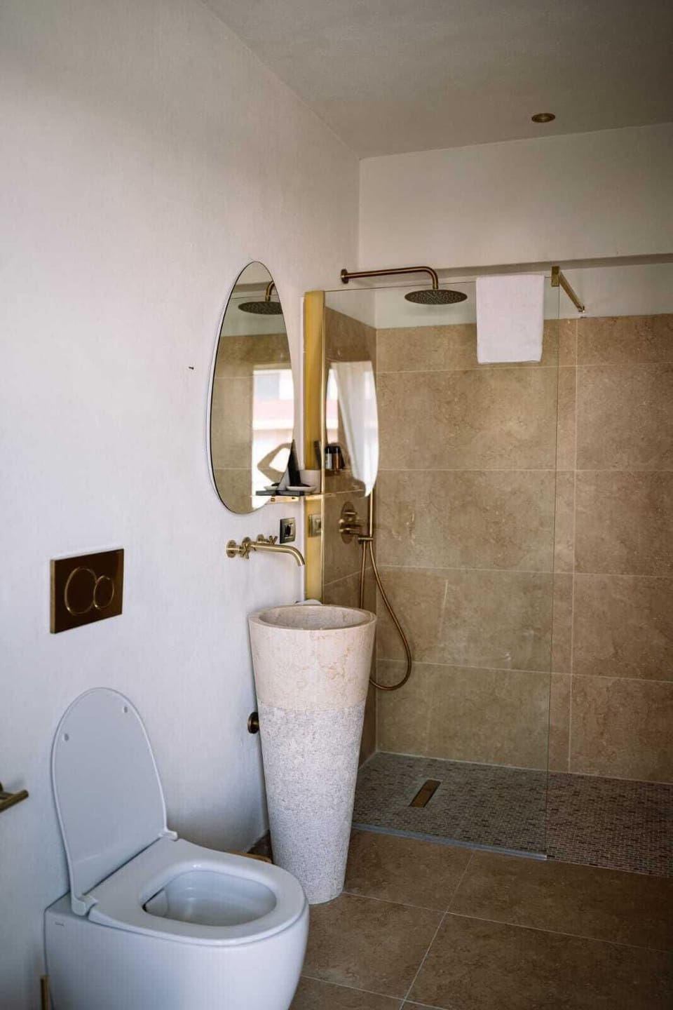Shower, rainfall showerhead, free toiletries, hair dryer