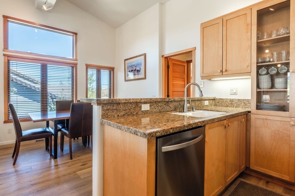 Fully Equipped Kitchen - Dining Table - 8 Top