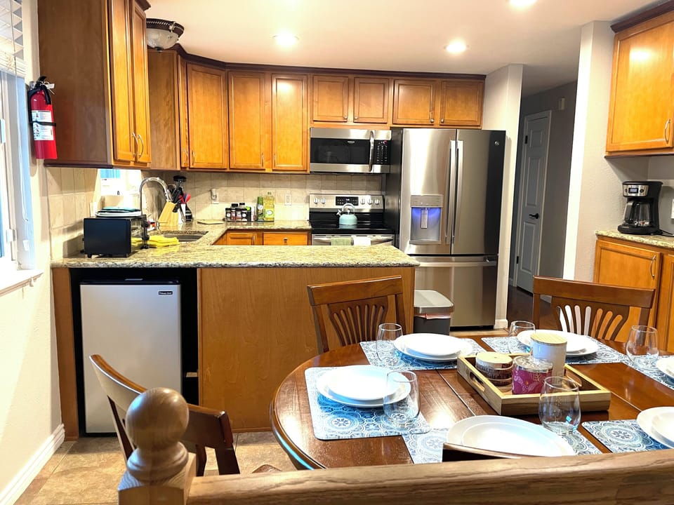 Fully equipped kitchen and dining area.