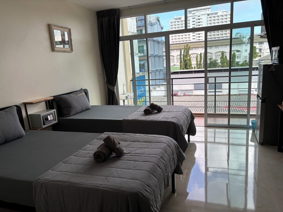 Twin Room | In-room safe, bed sheets