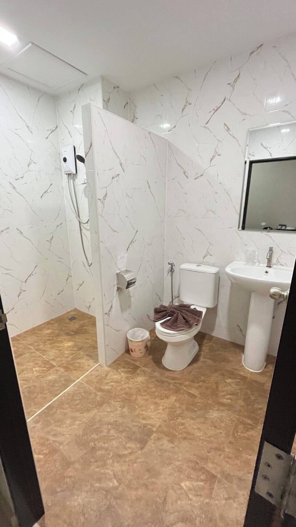 Shower, rainfall showerhead, free toiletries, bidet
