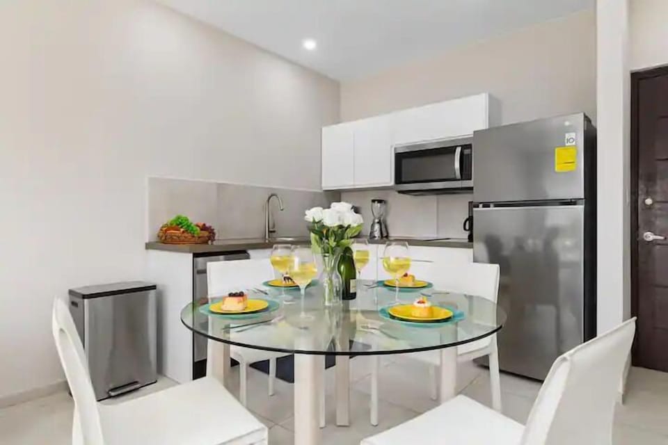 1BR Gold Coast  Pools  Tennis  Gym  Security (23966)