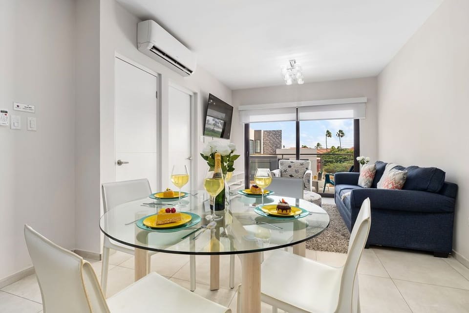 1BR Gold Coast  Pools  Tennis  Gym  Security (22827)