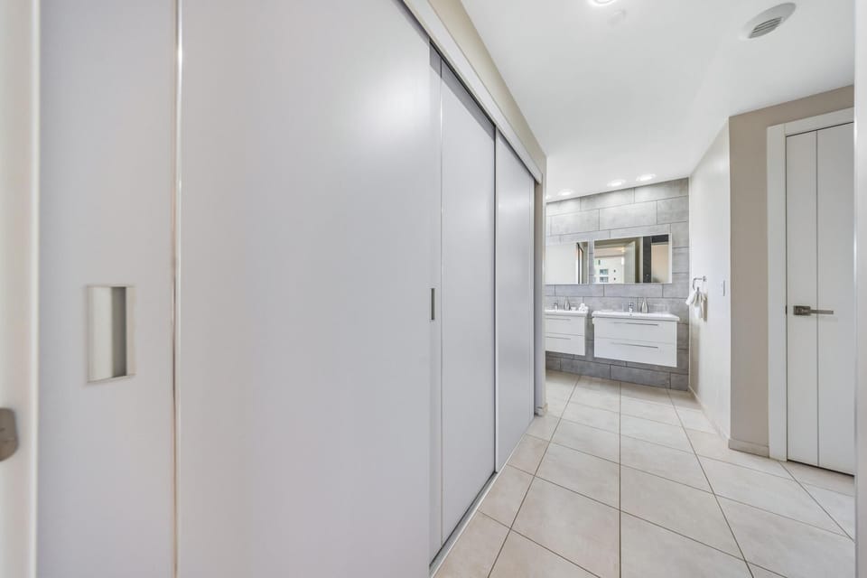 Eagle Beach Modern 2BR2BA Beachfront Condo w/ Pool (23472)