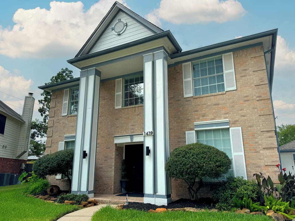Gorgeous 5 bedroom house only 3 miles from The Woodlands Mall