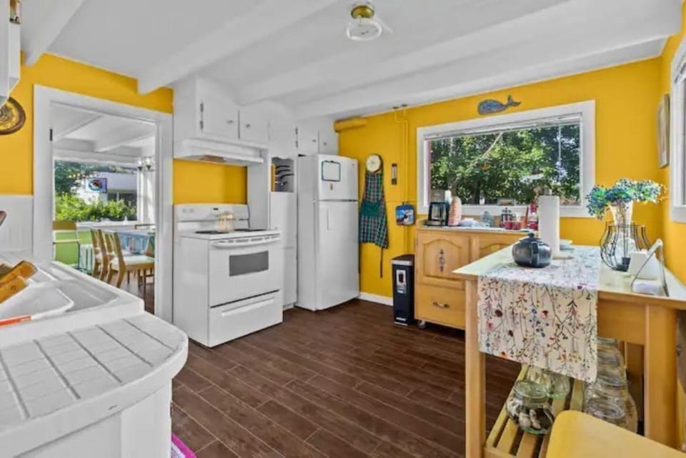 Step into our full kitchen, where culinary dreams come to life. With state-of-the-art appliances and elegant design, it's the perfect space for creating delicious memories #Carbonear