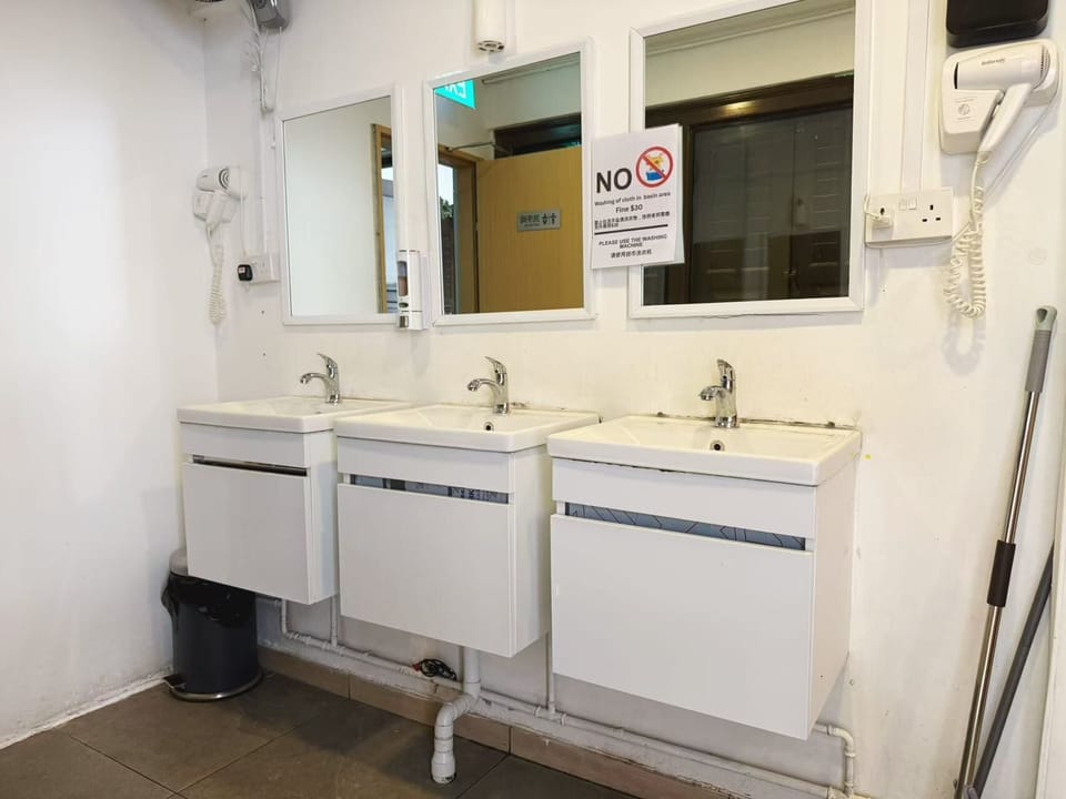 Shower, rainfall showerhead, free toiletries, towels