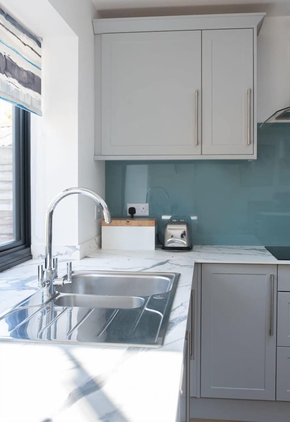 A neatly arranged kitchen sink area, equipped with modern fixtures and a functional design, ideal for both everyday use and entertaining.