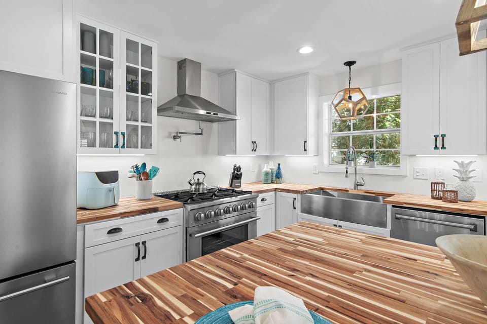 Beautiful and Tastefully Designed Fully Stocked Kitchen