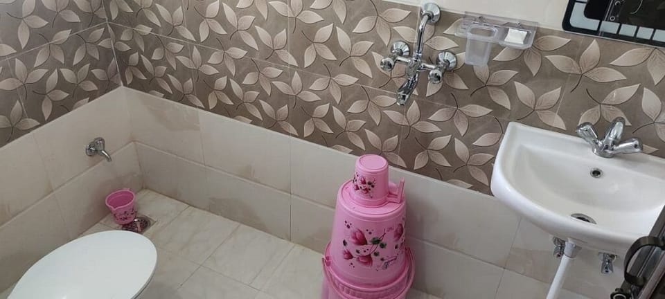 Family Room | Bathroom | Shower, rainfall showerhead, towels, soap