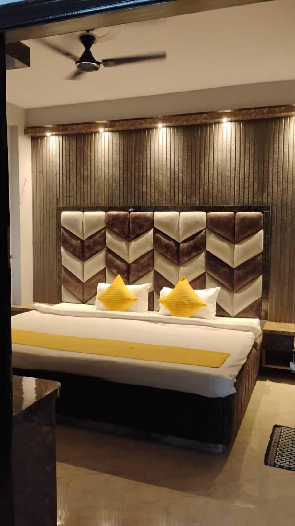 Family Room | Egyptian cotton sheets, premium bedding, free WiFi
