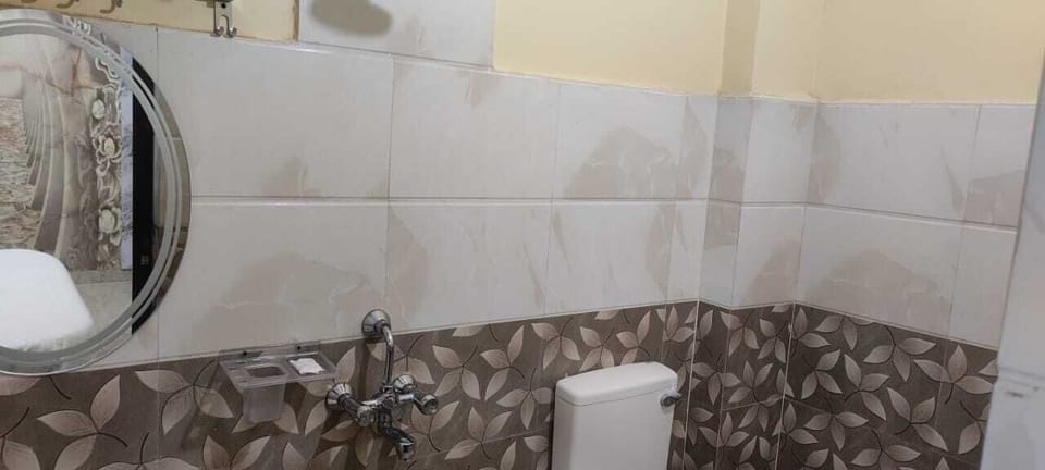 Deluxe Double or Twin Room | Bathroom | Shower, rainfall showerhead, towels, soap