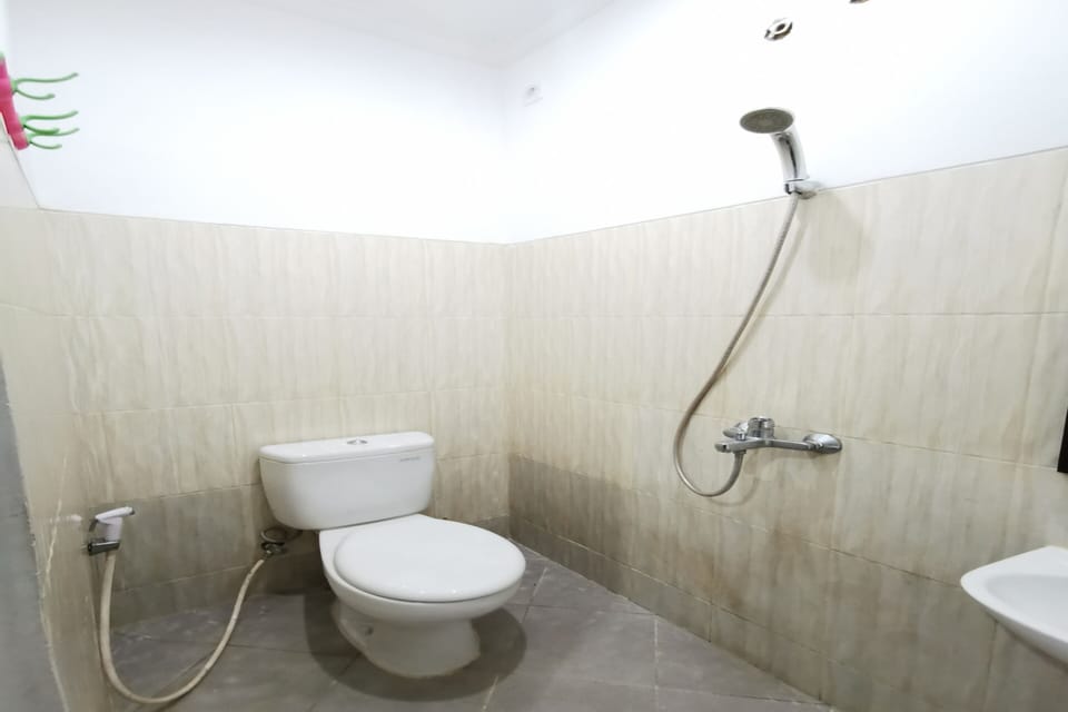 Standard Double Room | Bathroom | Shower, towels, soap