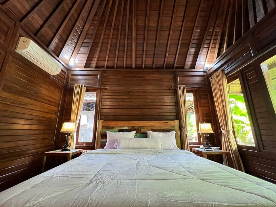Basic Double Room, Pool View | Desk, free WiFi