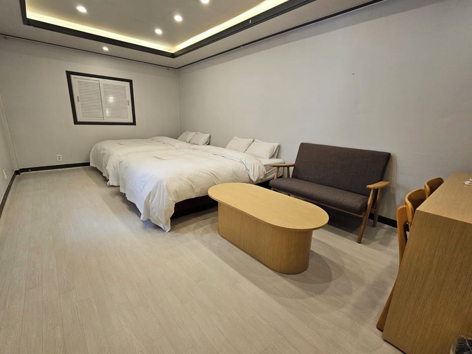 Family Twin Room | Desk, free WiFi