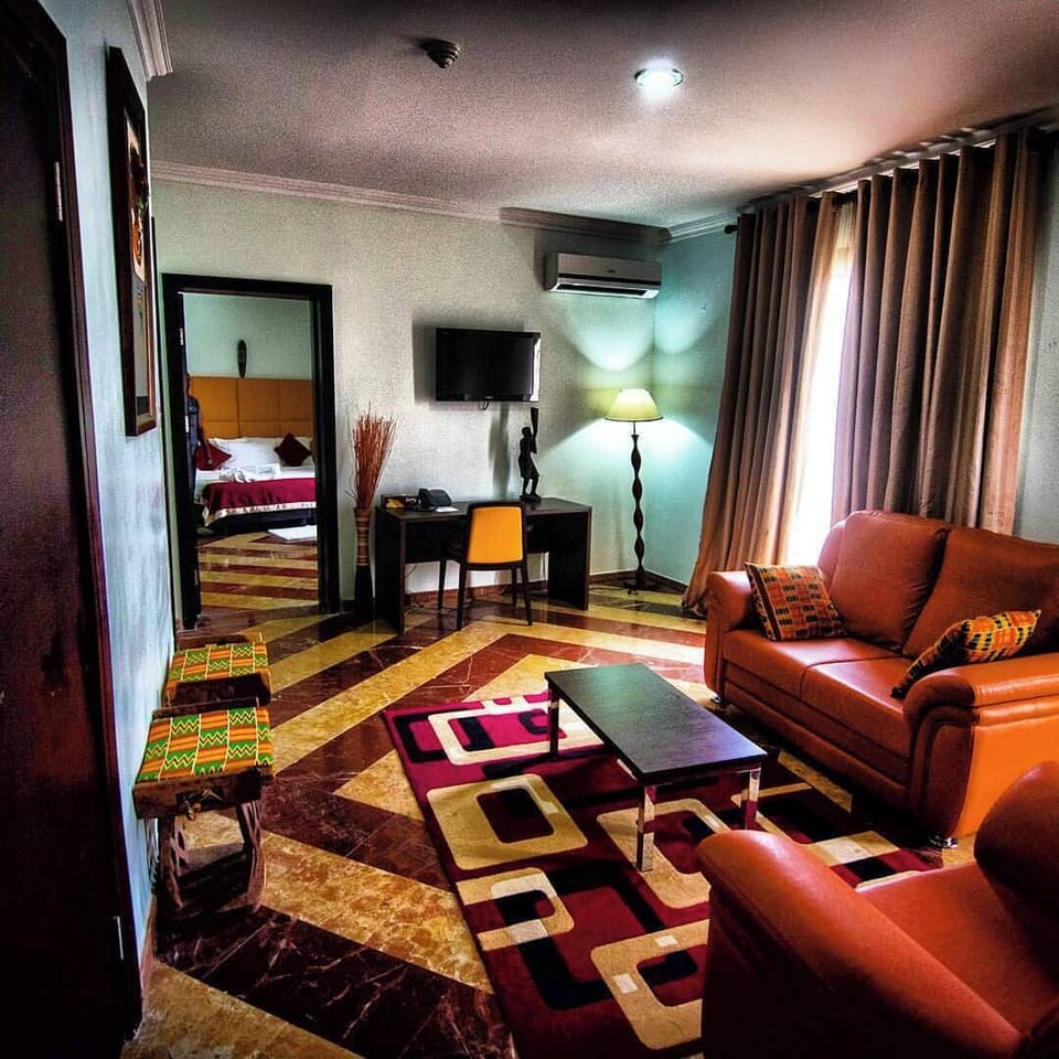 Deluxe Room, Balcony, Lake View | Living area