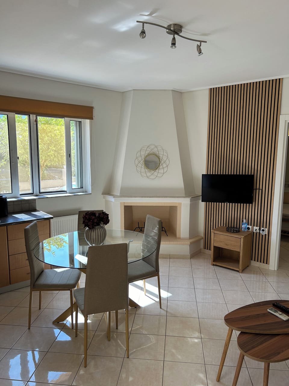 Comfort Apartment, City View | Living area | 32-inch flat-screen TV with digital channels, fireplace