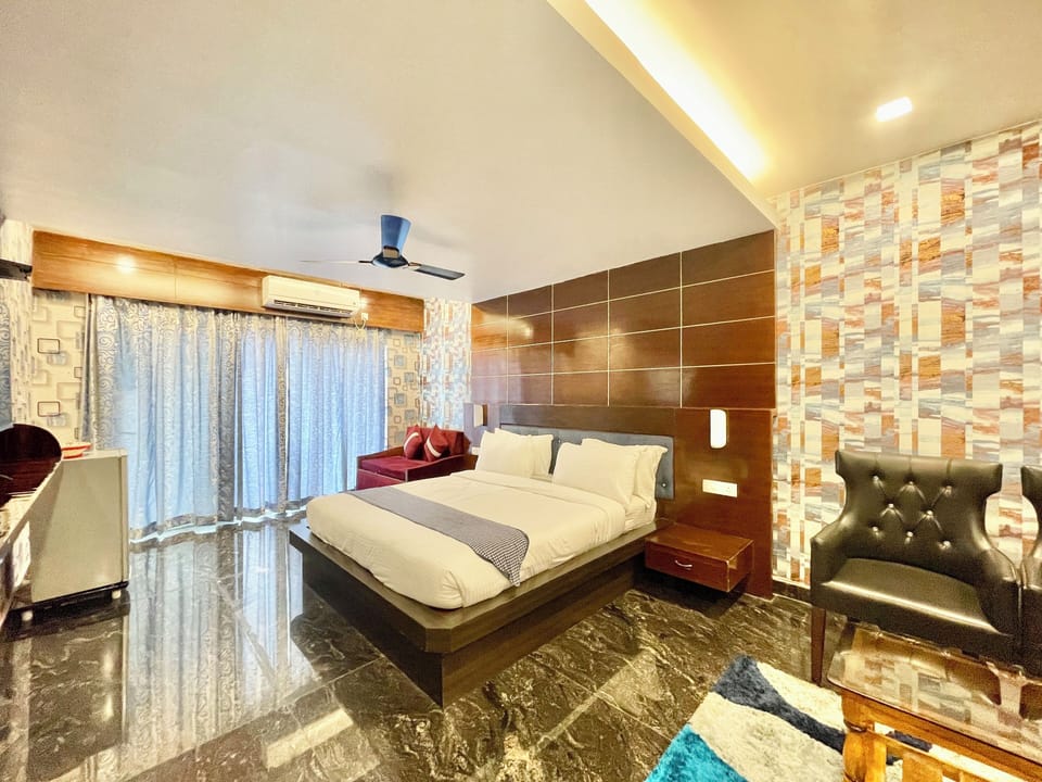 Premium bedding, desk, laptop workspace, WiFi (free)