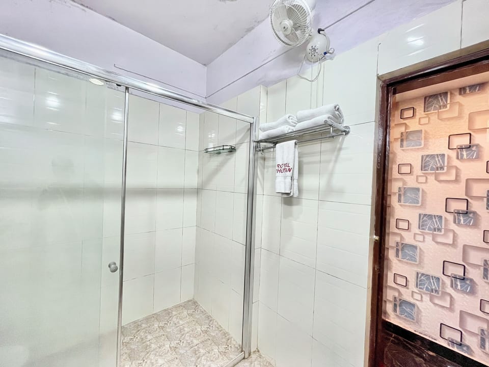 Shower, rainfall showerhead, free toiletries, bidet