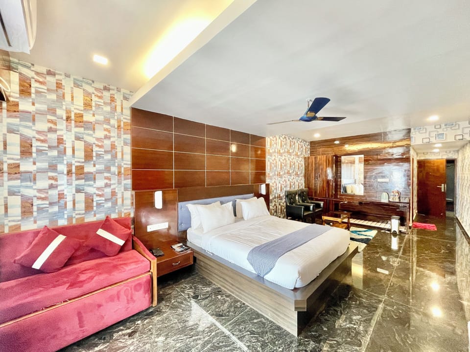 Premium bedding, desk, laptop workspace, WiFi (free)