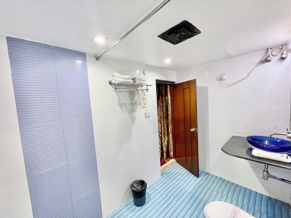 Shower, rainfall showerhead, free toiletries, bidet