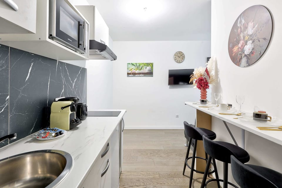 Cette cuisine moderne et bien équipée offre tout le nécessaire pour préparer de délicieux repas dans un cadre fonctionnel