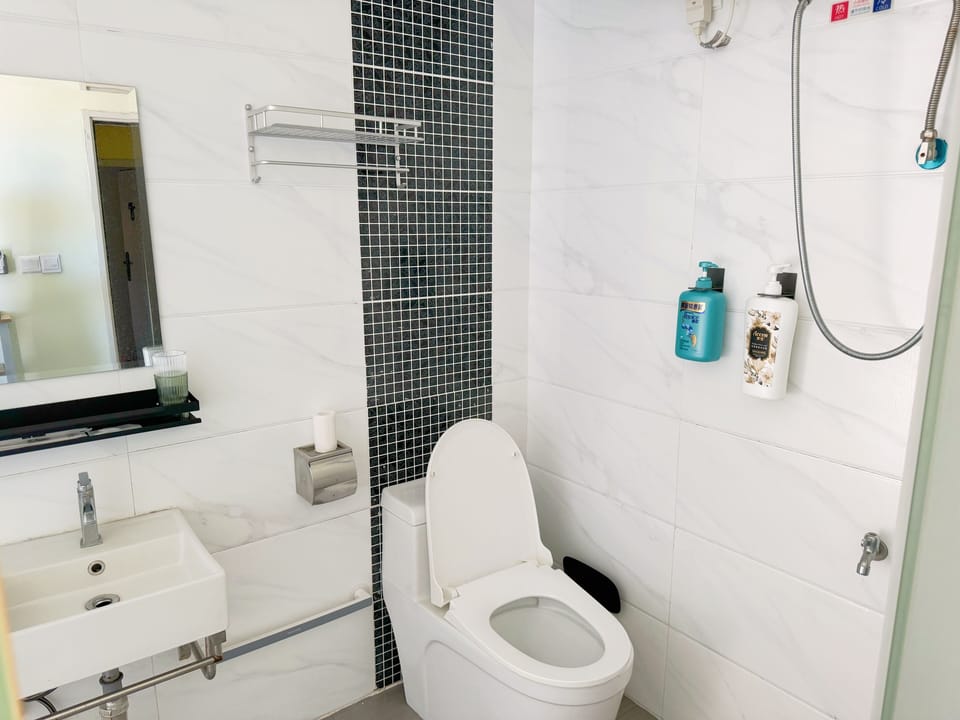 Elite Room, 1 Bedroom, Balcony | Bathroom | Shower, free toiletries, hair dryer, slippers