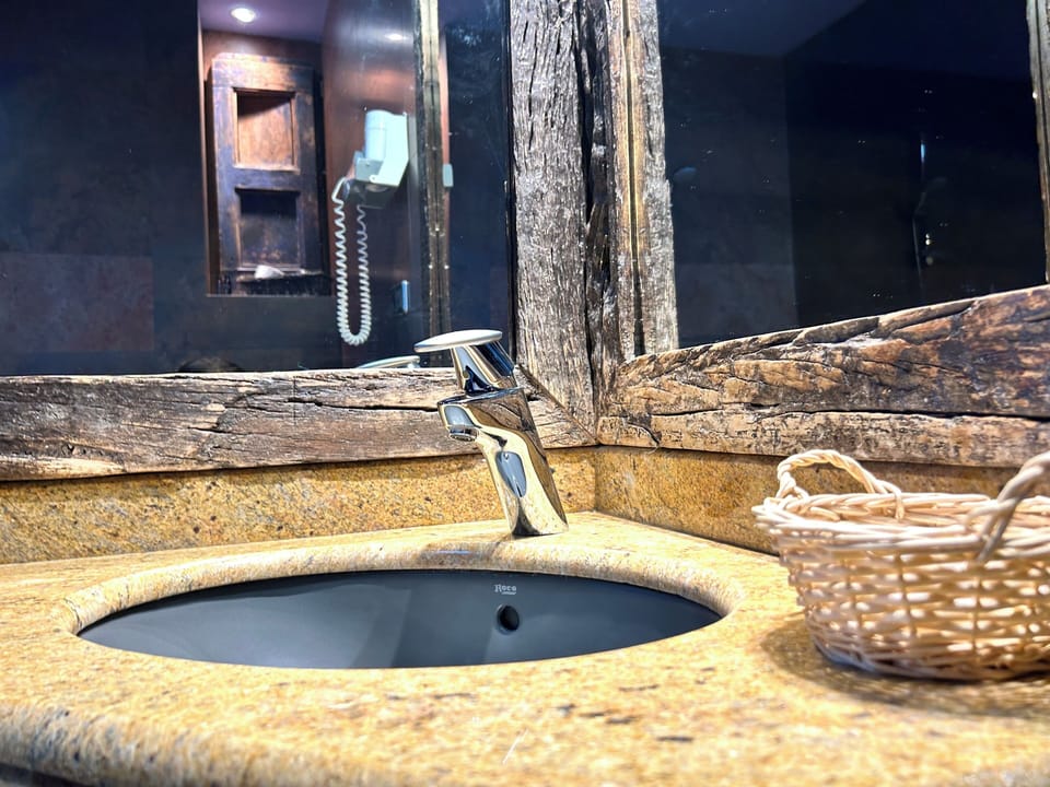 Deluxe Suite | Bathroom | Towels, soap, shampoo, toilet paper
