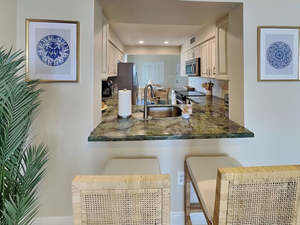 Breakfast Bar and Kitchen