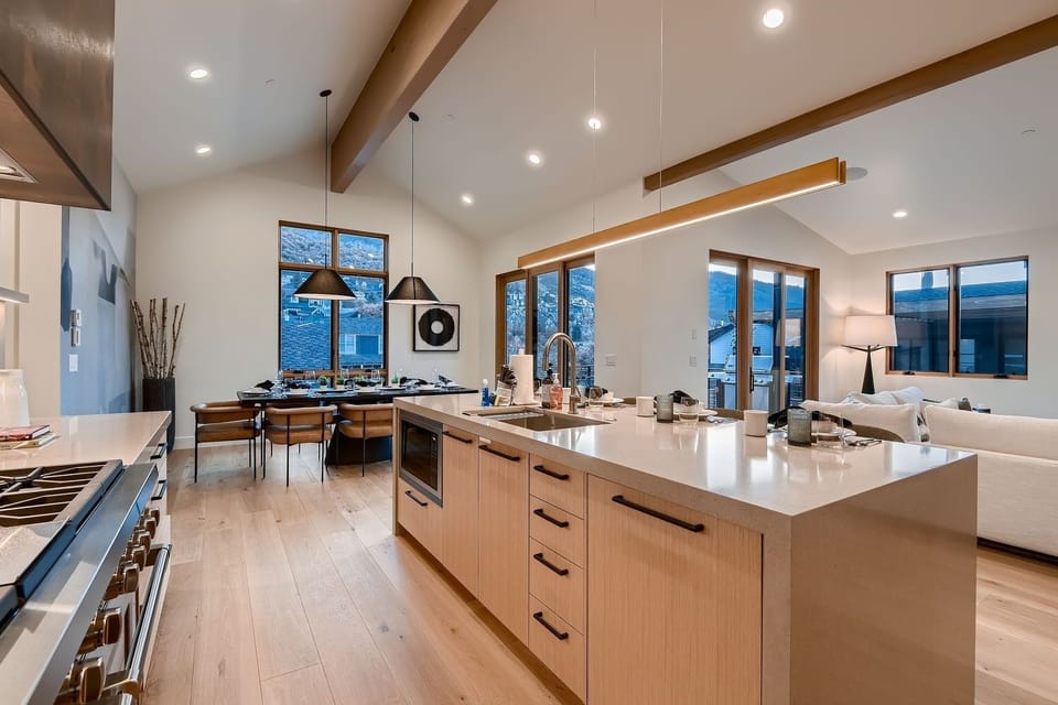 House, 6 Bedrooms | Private kitchen | Fridge, oven, coffee/tea maker, electric kettle