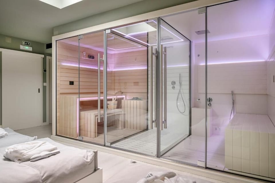Couples treatment rooms, body treatments, hydrotherapy, aromatherapy