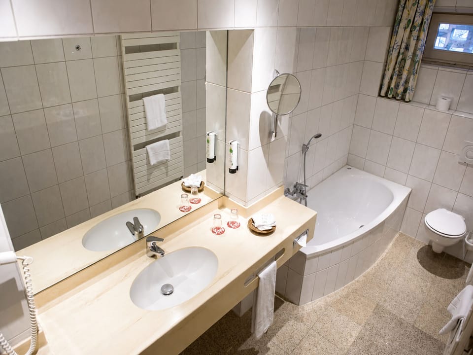 Superior Double Room | Bathroom | Hair dryer, towels