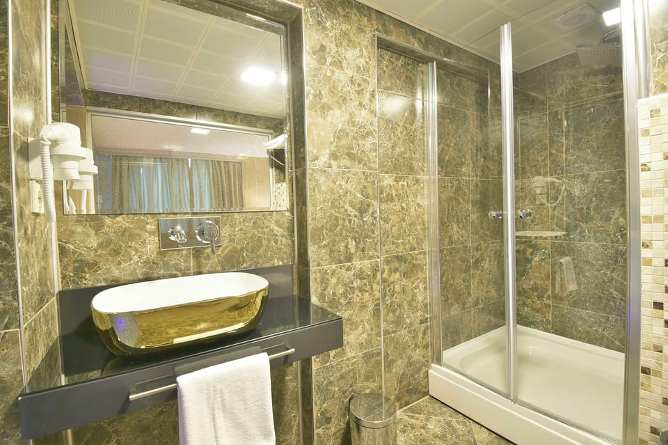 Family Quadruple Room | Bathroom | Free toiletries, hair dryer, slippers, towels