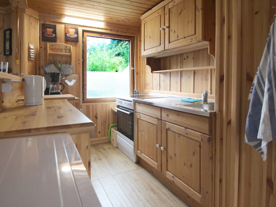 Bungalow | Private kitchen | Fridge, electric kettle, toaster