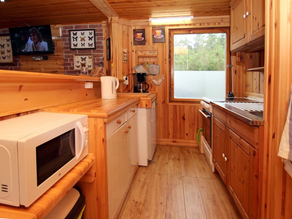 Bungalow | Private kitchen | Fridge, electric kettle, toaster