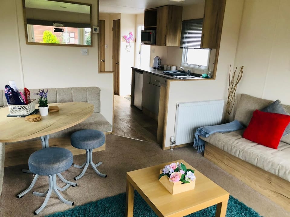 Chalet | Private kitchen | Fridge, microwave, oven, stovetop