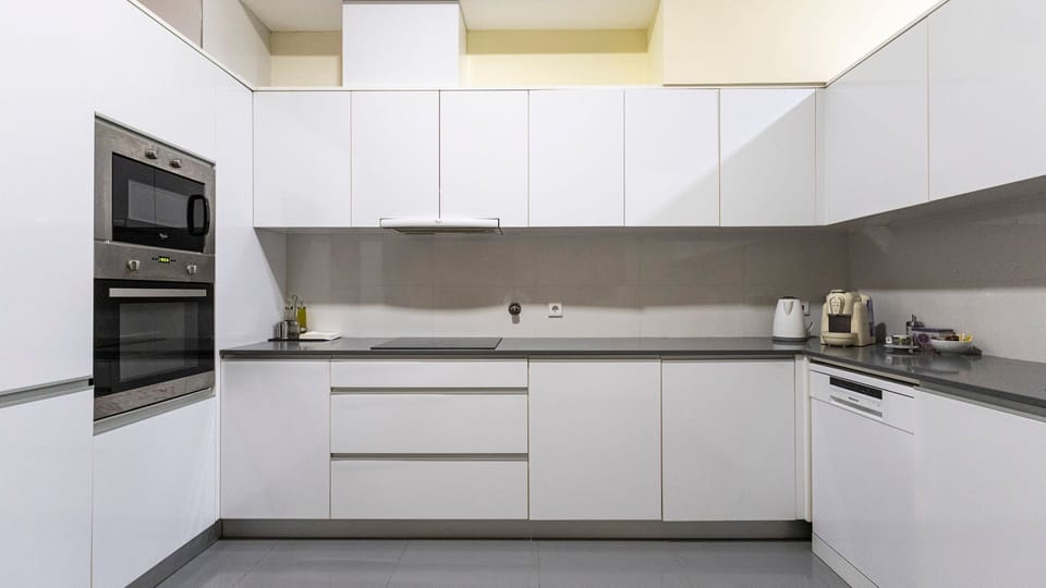 Cook up your favorite meals in our sleek, fully equipped kitchen with modern appliances and ample counter space. Whether you’re making a quick breakfast or a gourmet dinner, you’ll find everything you need right at your fingertips. #Kitchen #Airbnb
