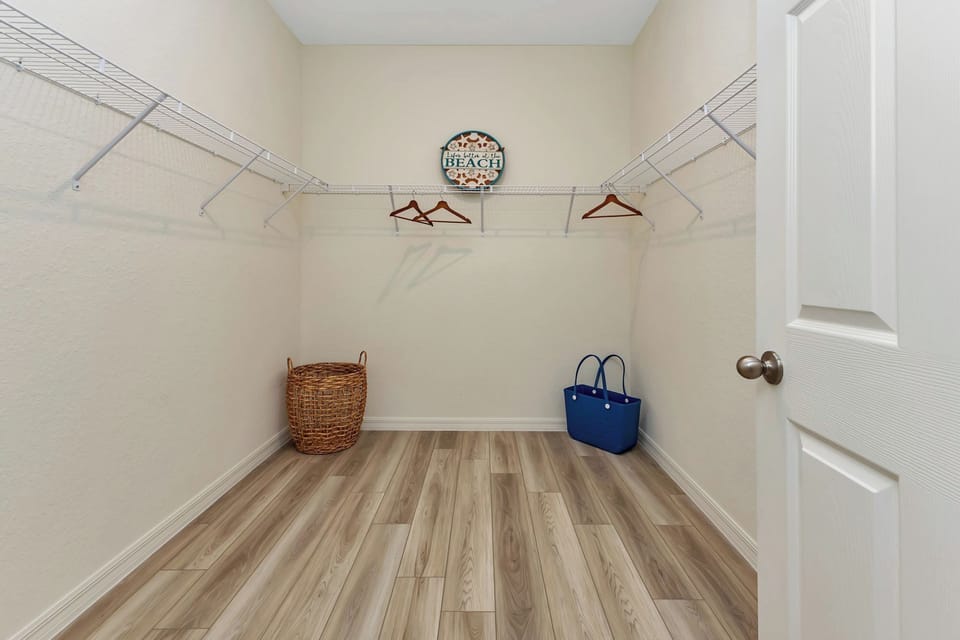 Main walking closet 