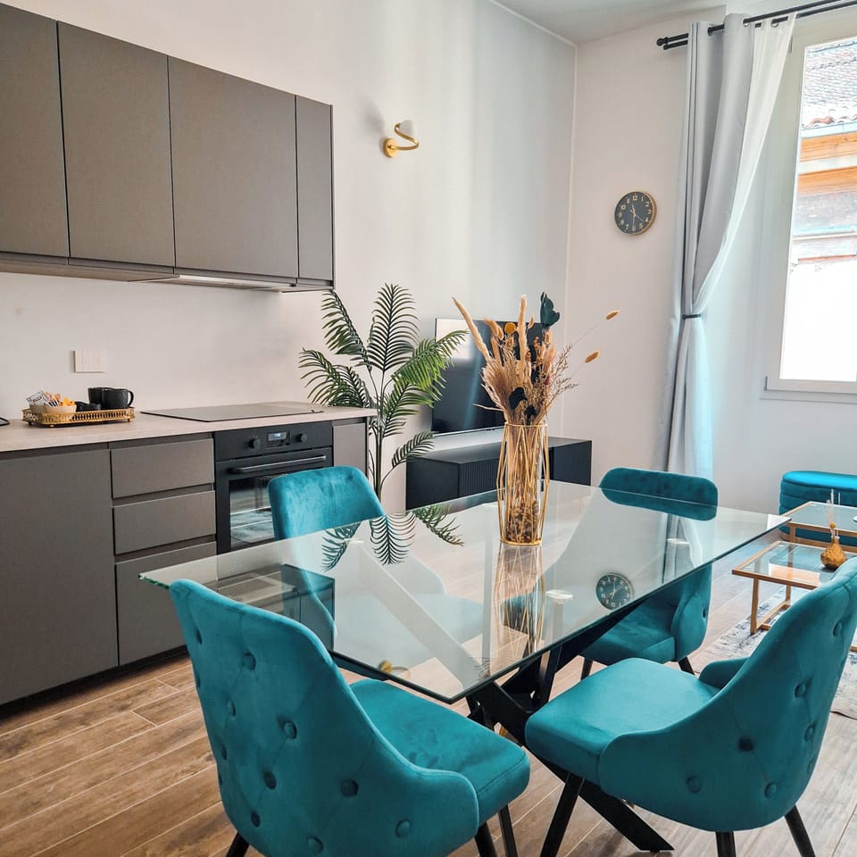 Luxury Suite | Living area | Smart TV