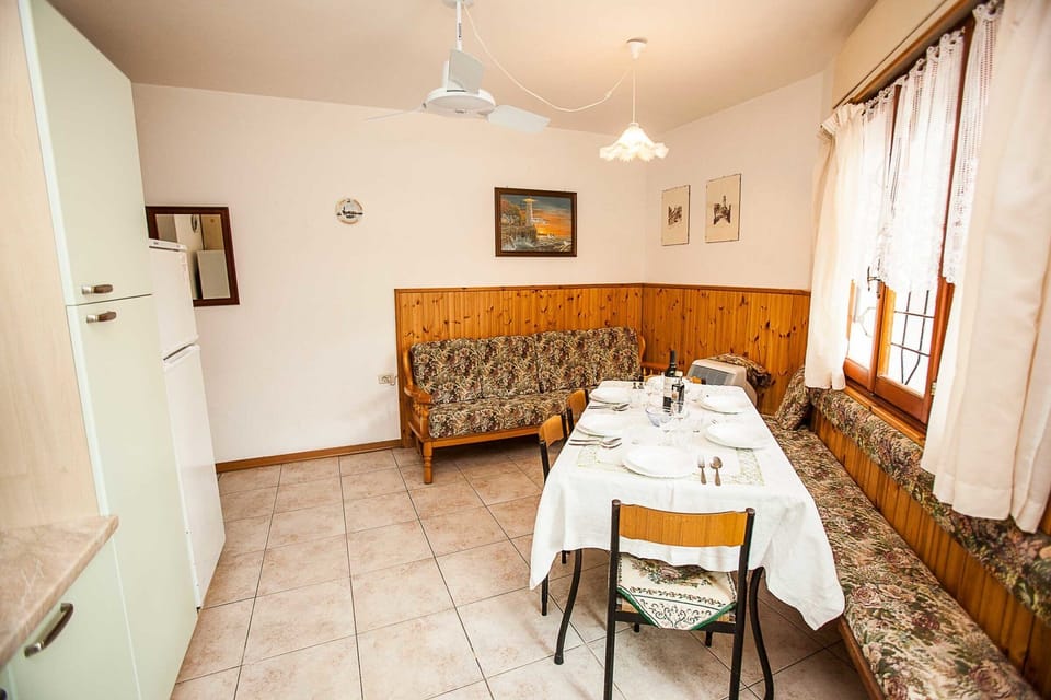 Apartment, 2 Bedrooms, Patio, Garden View | Dining