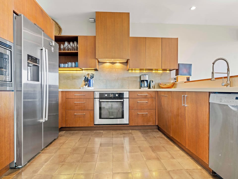 Nice-sized kitchen with high-end Bosch appliances.